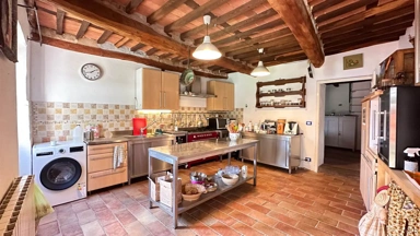 Cucina - Rustico ristrutturato con vista panoramica a Barga