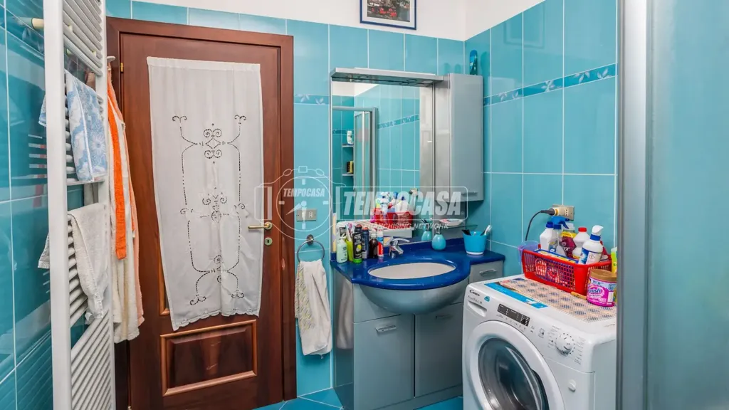 Salles de bain - Four-Bedroom Apartment with Central Heating in Moncalieri