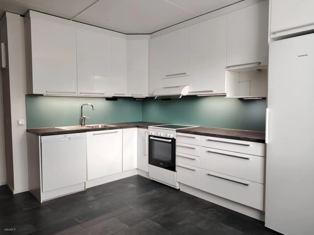 Cuisine - 3-Bedroom Apartment with Balcony in Central Location