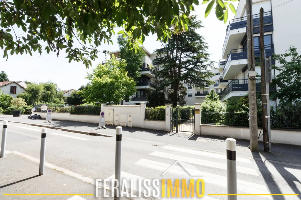 Exterior - Flat with Large Terrace in Sought-After Area