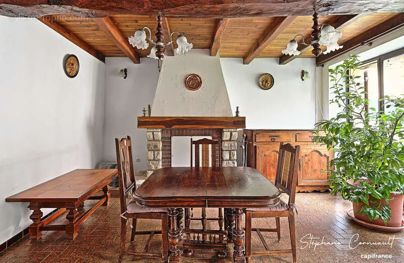 Salle à manger - Ensemble de Maisons avec Piscine dans un Hameau Paisible