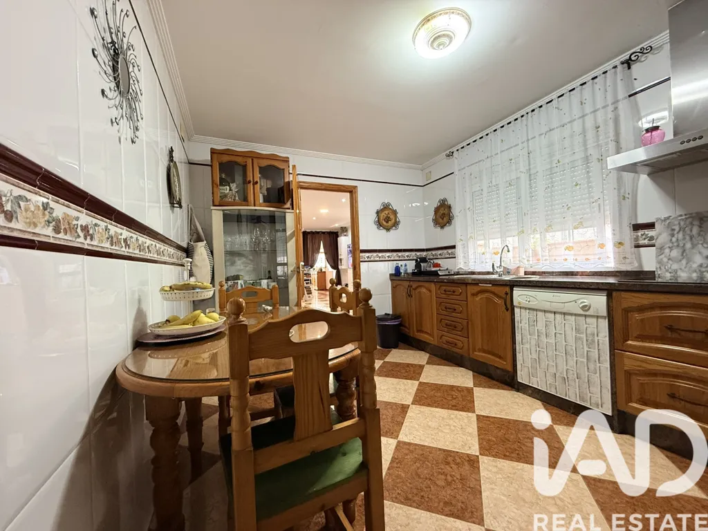 Cuisine - Spacious Adjoined House with Terrace in Isla Chica