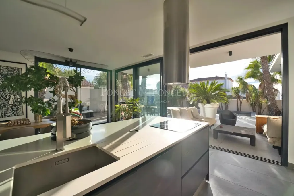 Cuisine - Villa Contemporaine avec Piscine à Lattes