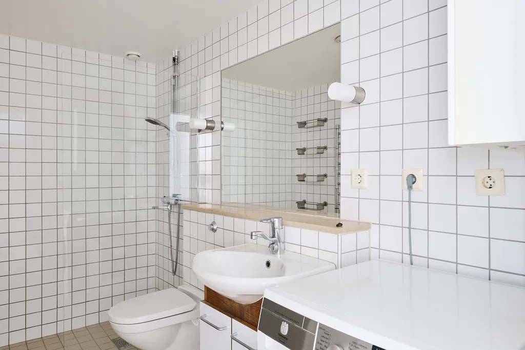 Vannitoad - Spacious 4-Bedroom Flat with Corner Location in Södermalm