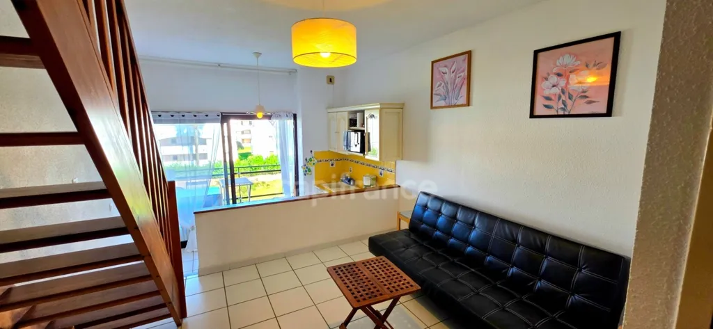 Séjour - T3 en Duplex avec Terrasse et Piscine à Proximité de la Plage