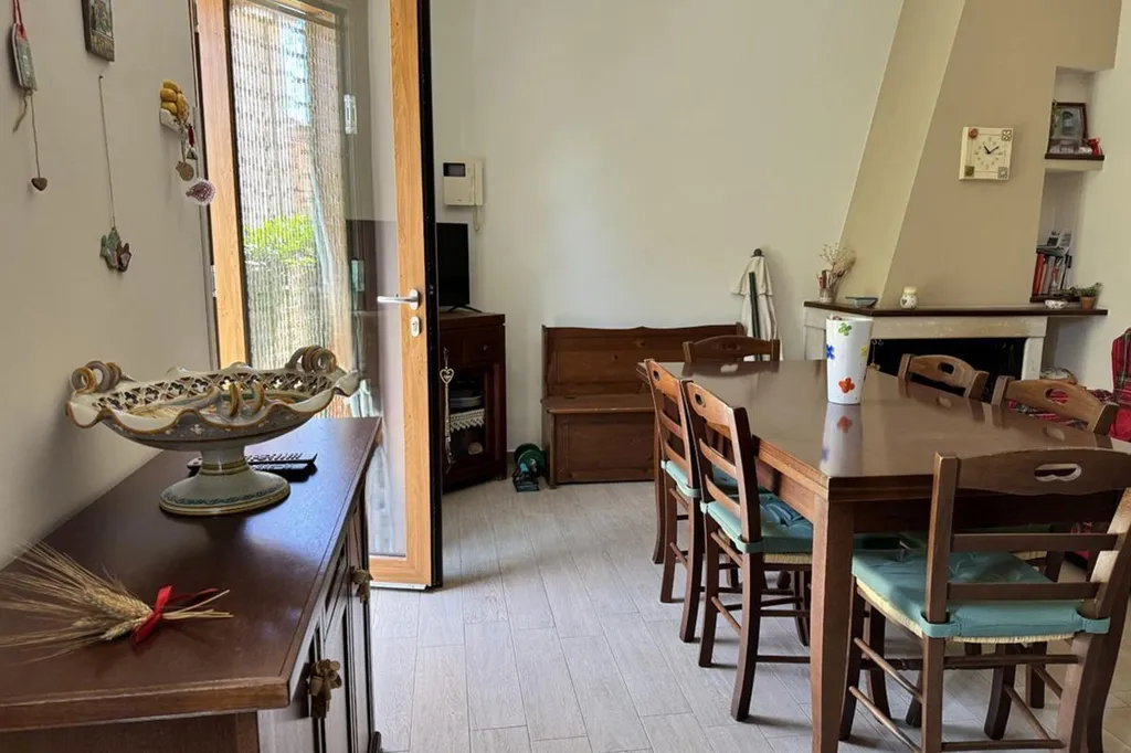 Salle à manger - Rear-Access Semi-Detached House with Mountain View in Itri