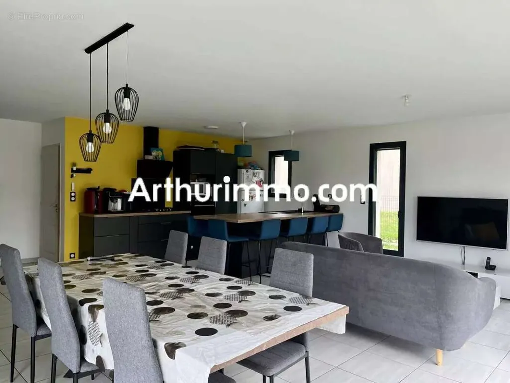 Sala da pranzo - Contemporary Flat-Plan House with Garage in Nueil-les-Aubiers