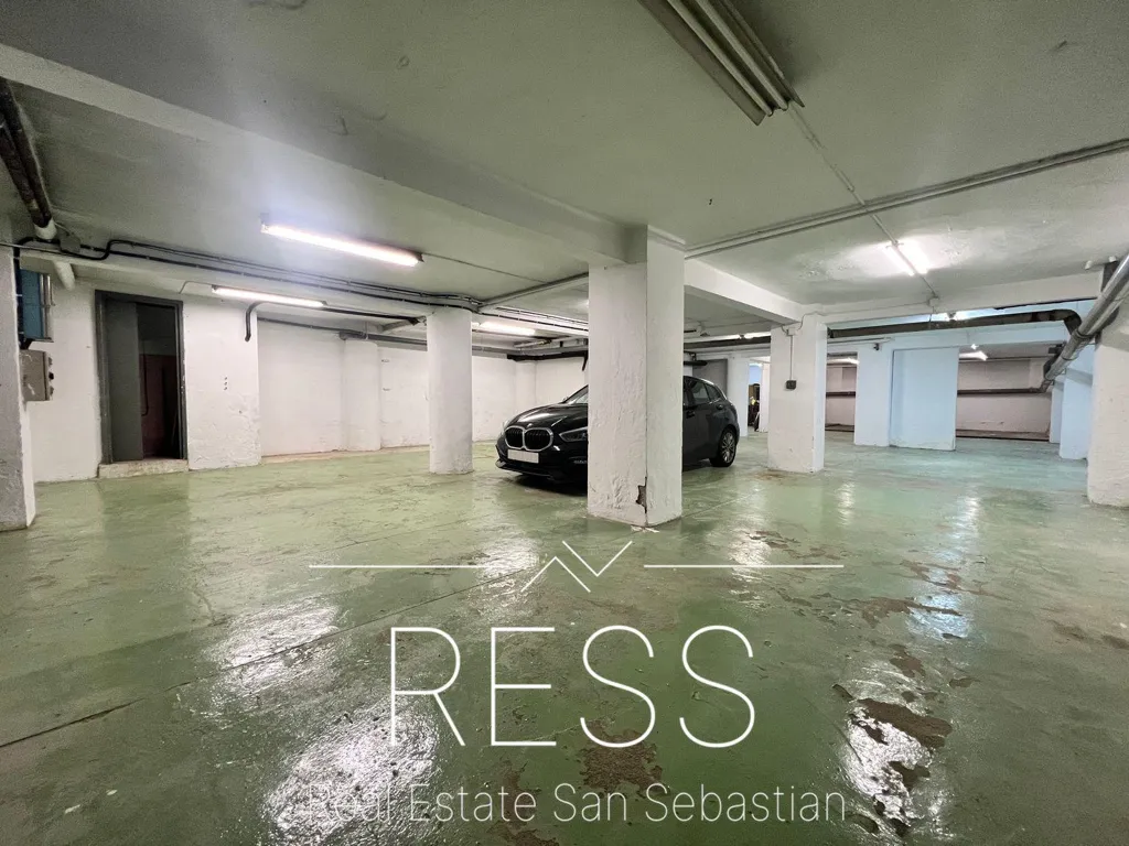 Garage - Spacious Garage Premises in Amara, Donostia