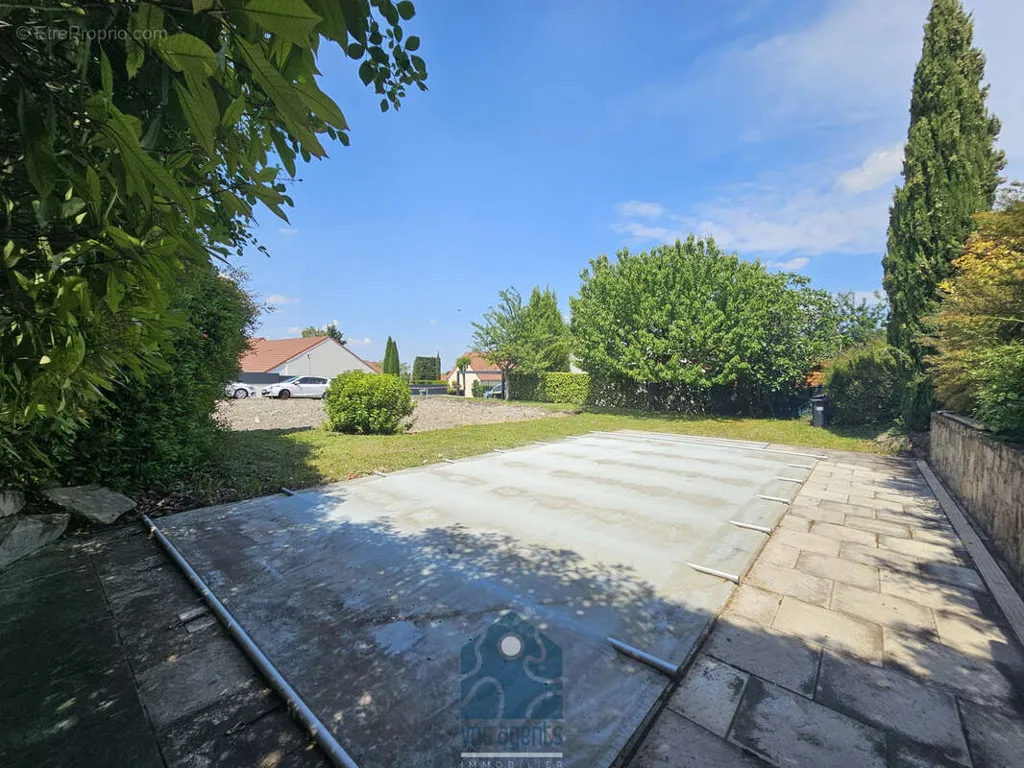 Bassein - Constructible Plot with Pool in Pérignat-les-Sarlièves