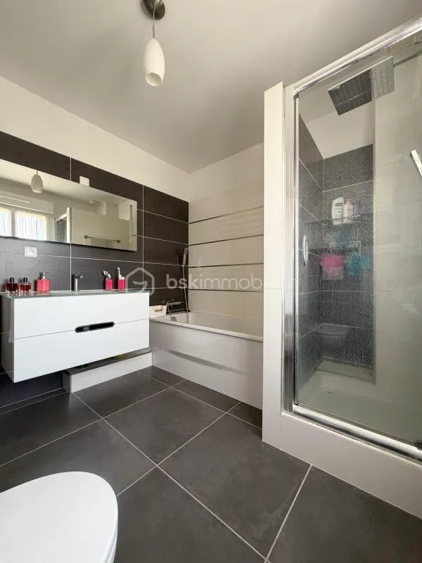 Salles de bain - Maison Récemment Construite avec Terrasse Ouest