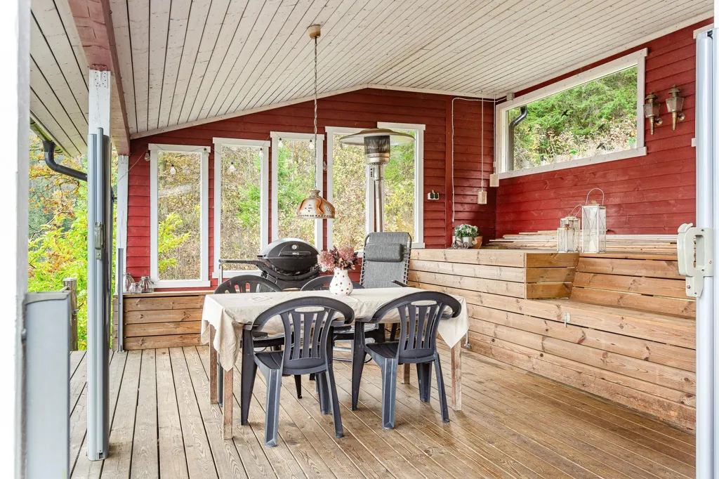 Terrasse - Lakefront Plot with Three Houses in Hällingsjö