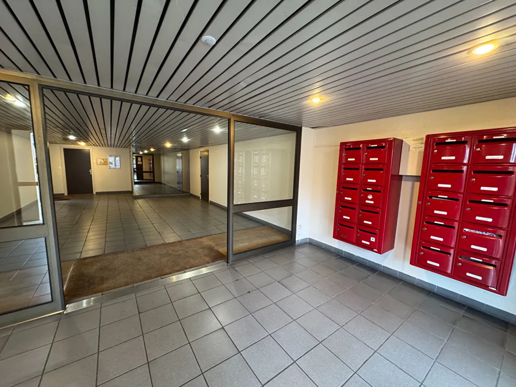 Esik - 3-Bed Apartment with Balcony View in Le Bouscat