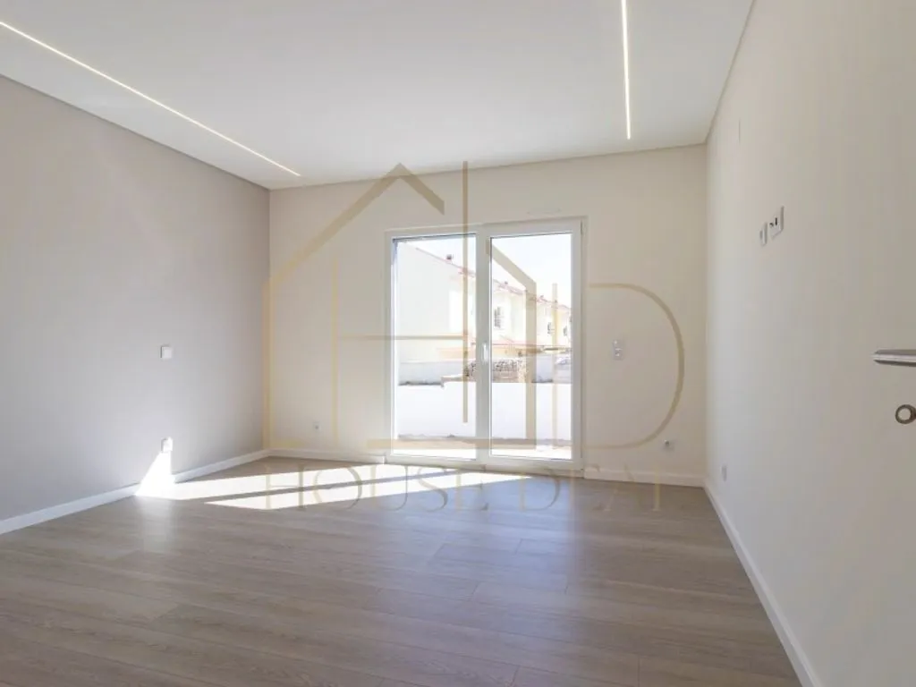 Toad - Luxury House with Solar Panels in Seixal