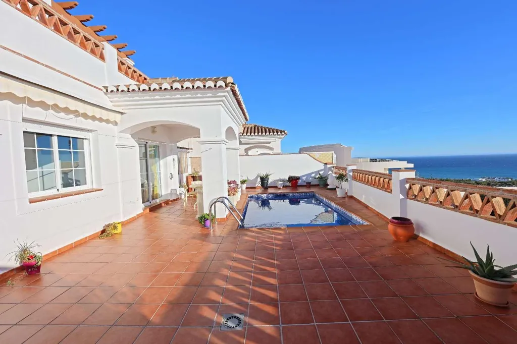 Terrass - South-Facing Villa with Sea Views in Torrox Park