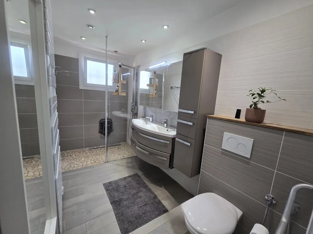 Salles de bain - Maison de Plain-Pied avec Jardin à Saint-Alban