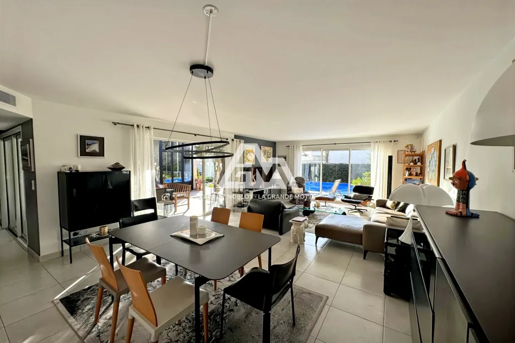 Salle à manger - Villa Contemporaine avec Piscine près de la Mer