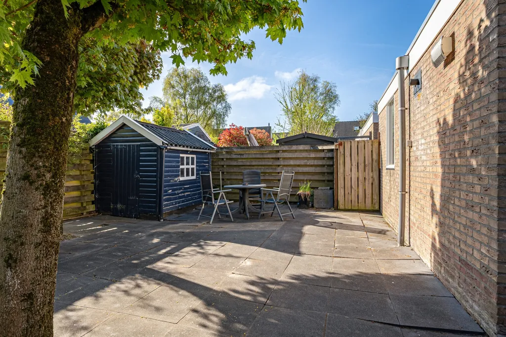 Aed - 2-Under-1-Cap House with Garage in Leeuwarden
