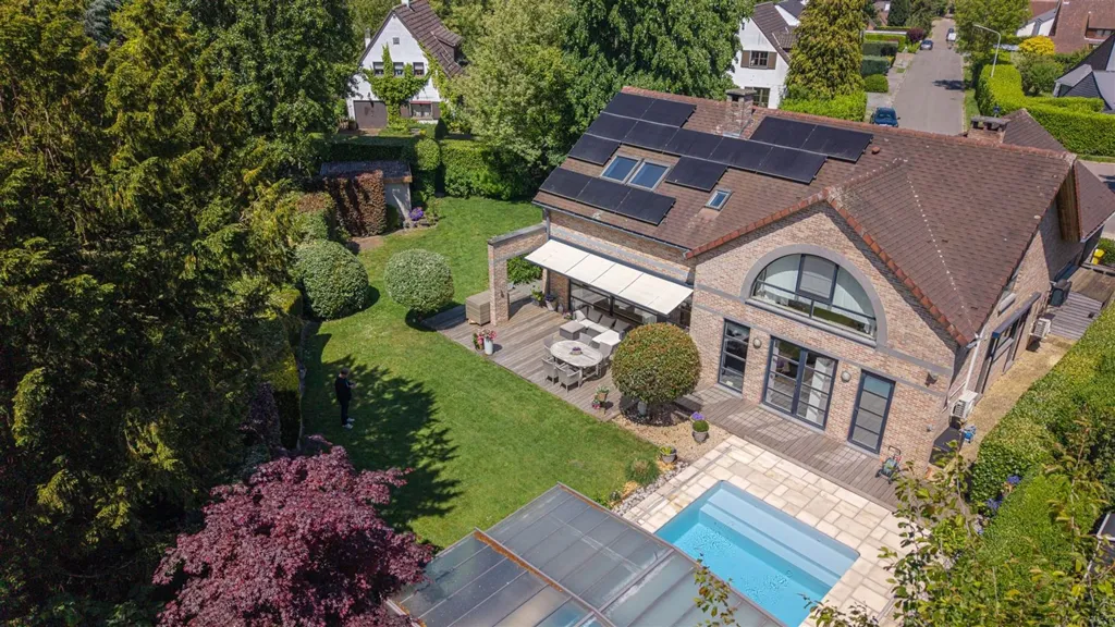 Recent Villa with Pool in Waterloo