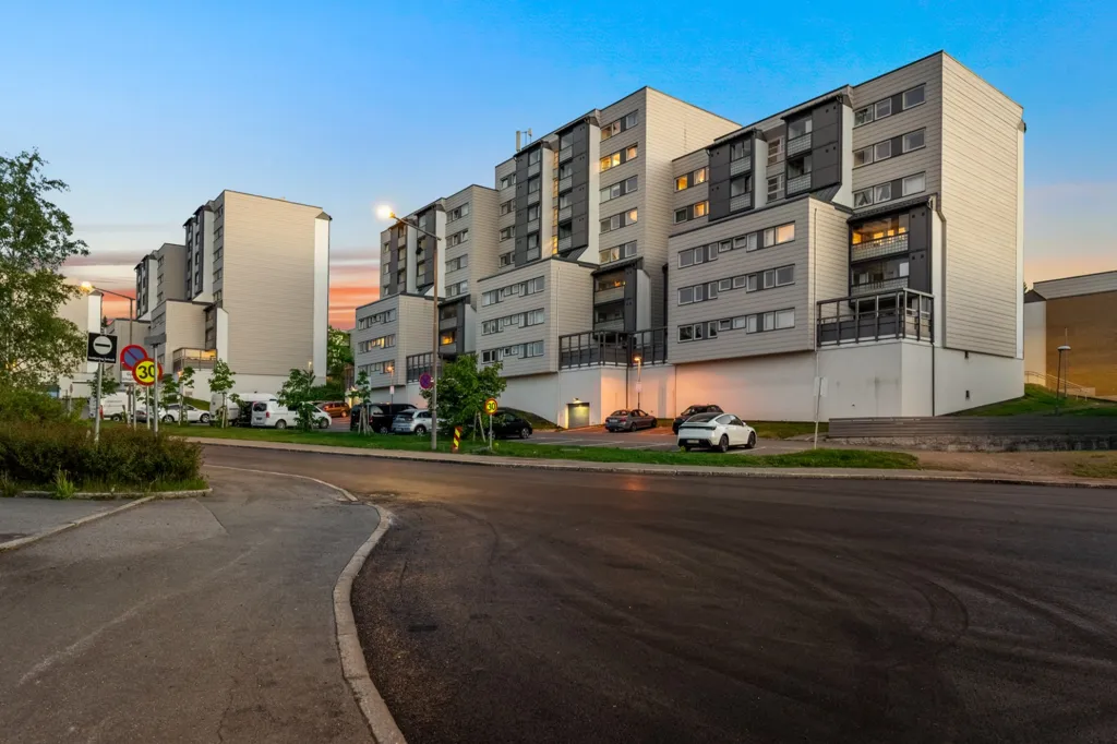 Esterno - Spacious 3-Bedroom Flat with Balconies in Furuset