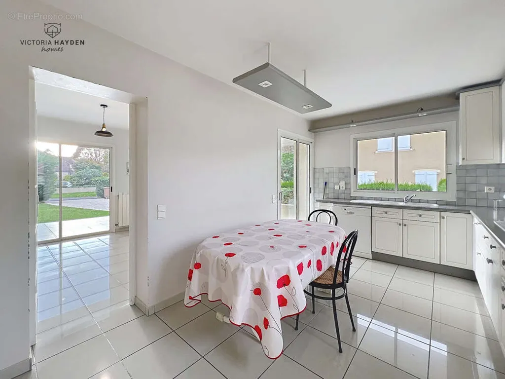 Cuisine - Maison contemporaine avec terrasse à Idron