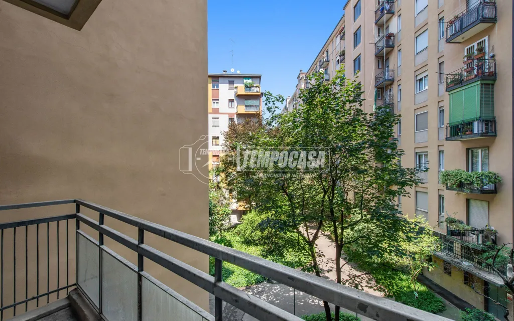 Rõdu - Modern Trilocale with Balconies in Milan