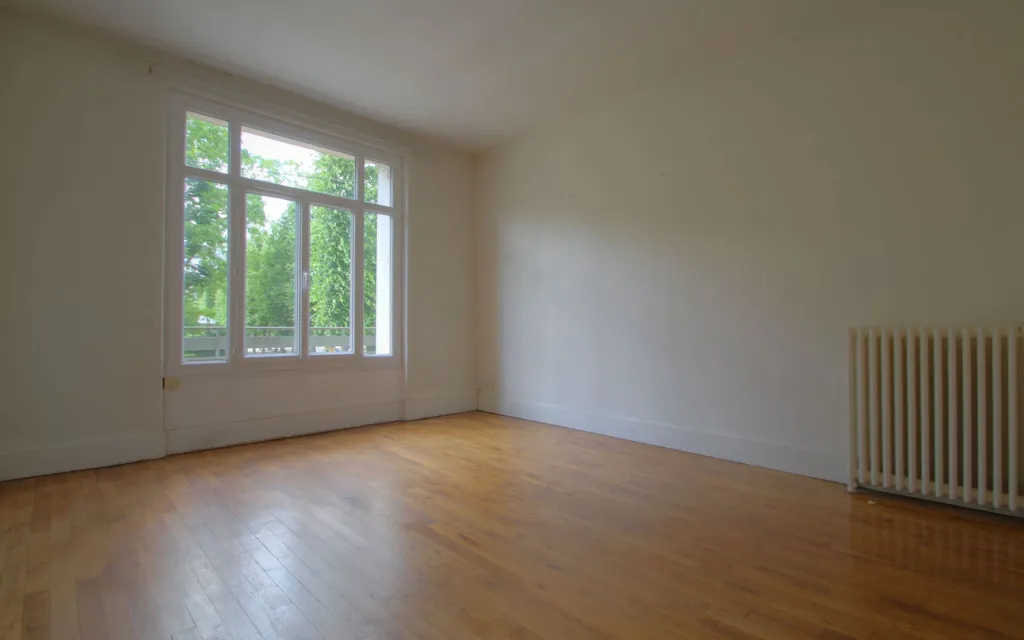 Rooms - Apartment with Park View in Orléans