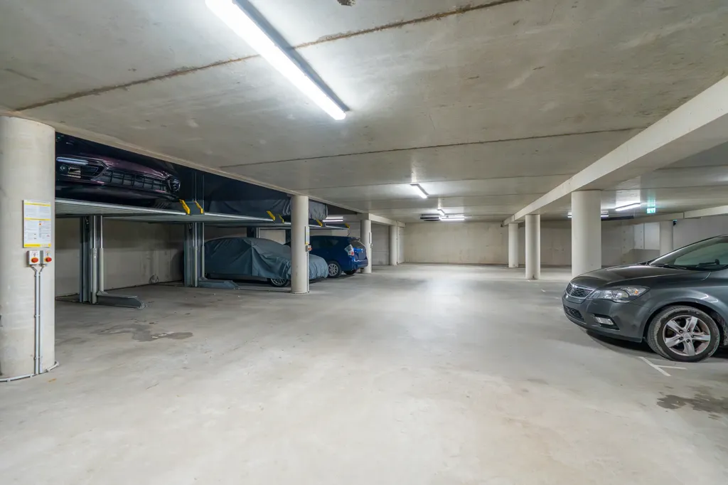 Garaaž - 3-Bedroom Apartment with Balcony in Utrecht