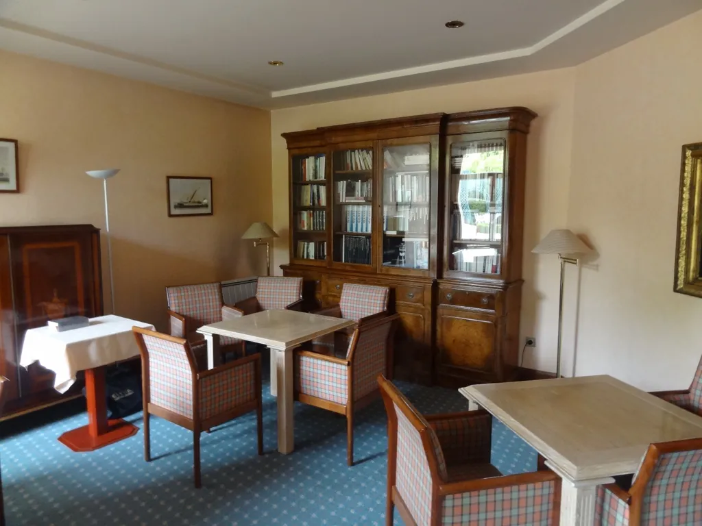 Söögituba - Refurbished 3-Bed Flat with Garden View in Rueil-Malmaison