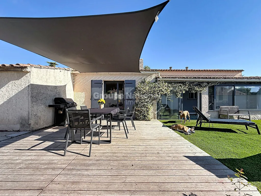 Terrasse - Villa avec Piscine et Garage à Mollégès