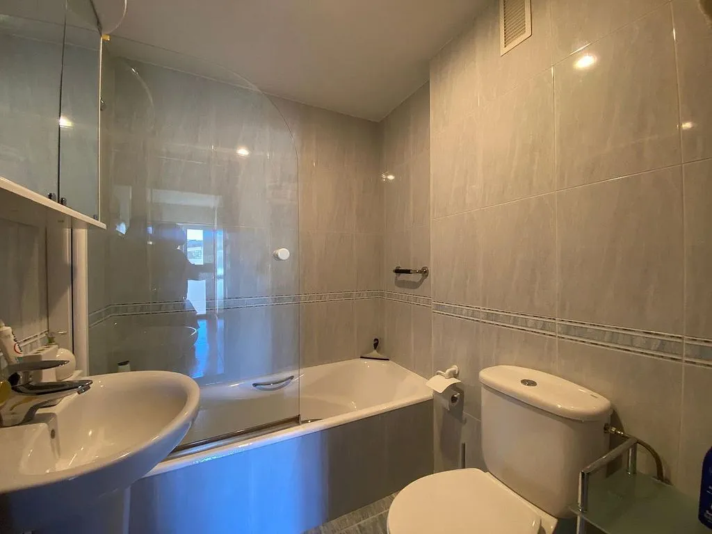 Vannitoad - Three-Bedroom Flat with Balcony in Urkizu