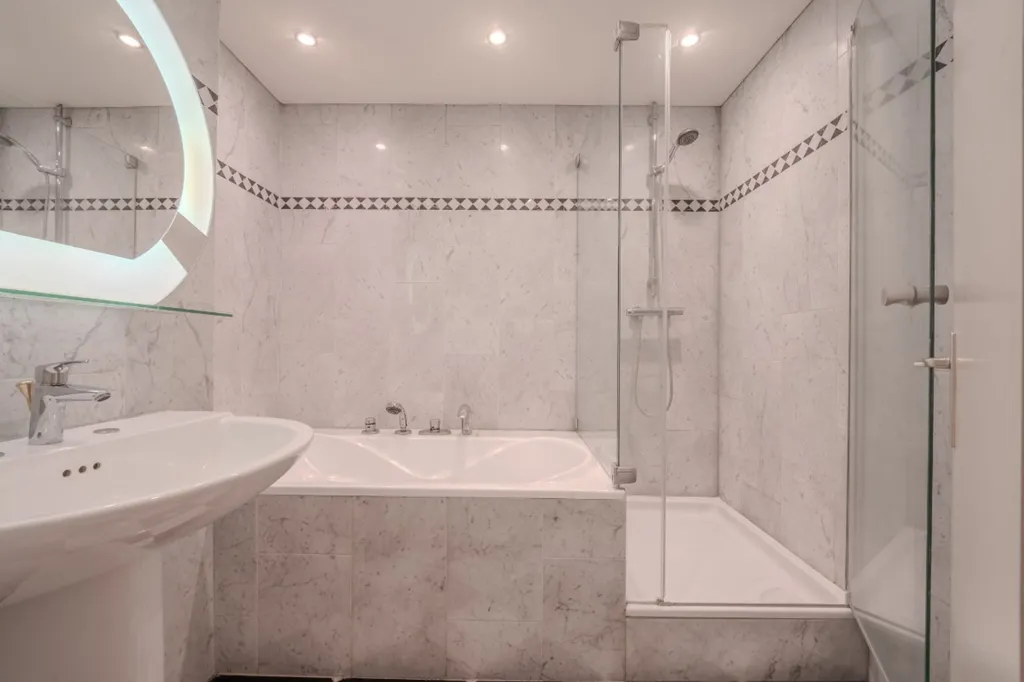 Salles de bain - Appartement de rez-de-chaussée avec terrasse en centre-ville