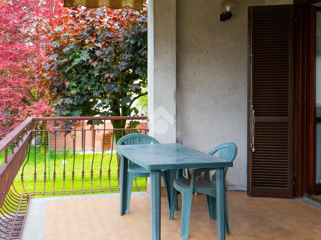 Balcone - Porzione di villa bifamiliare con giardino a Settala