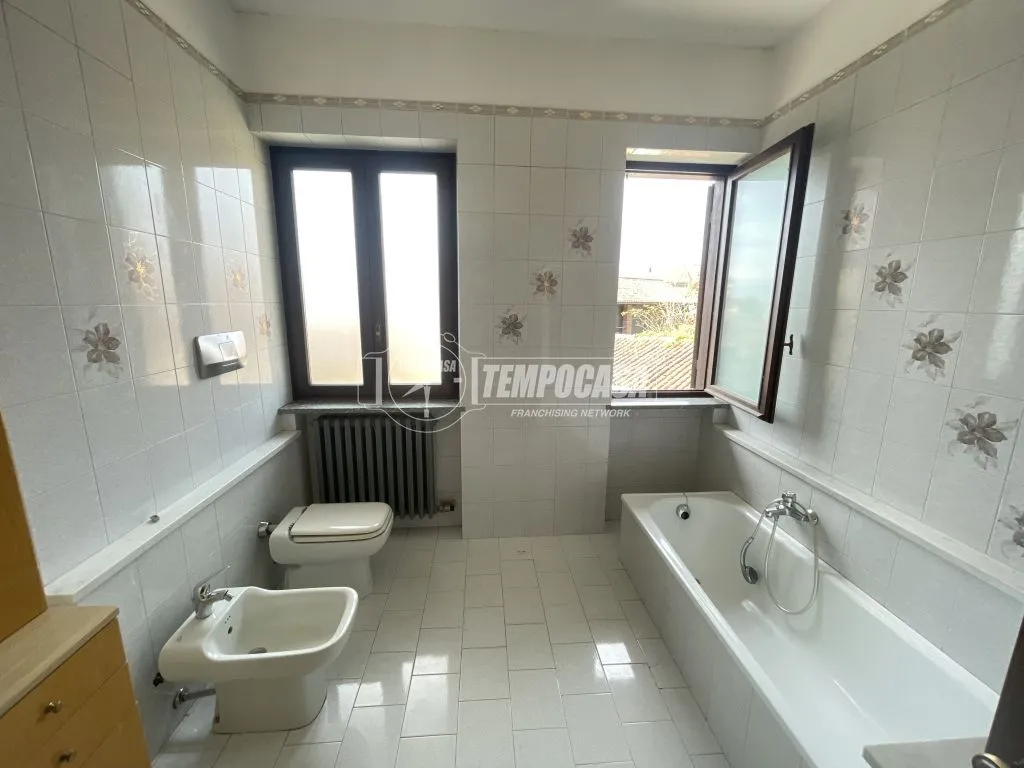 Bathrooms - Bifamiliar House with Private Courtyard in Agliè