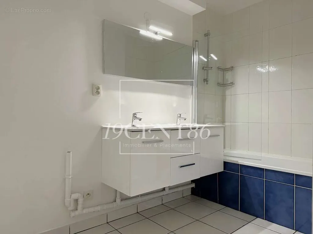 Bathrooms - 3-Bedroom Apartment with Terrace in Lyon 7