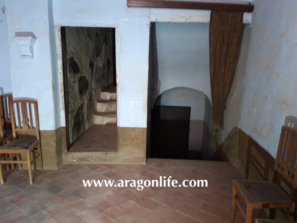 Esik - Historic House in Maella with River View