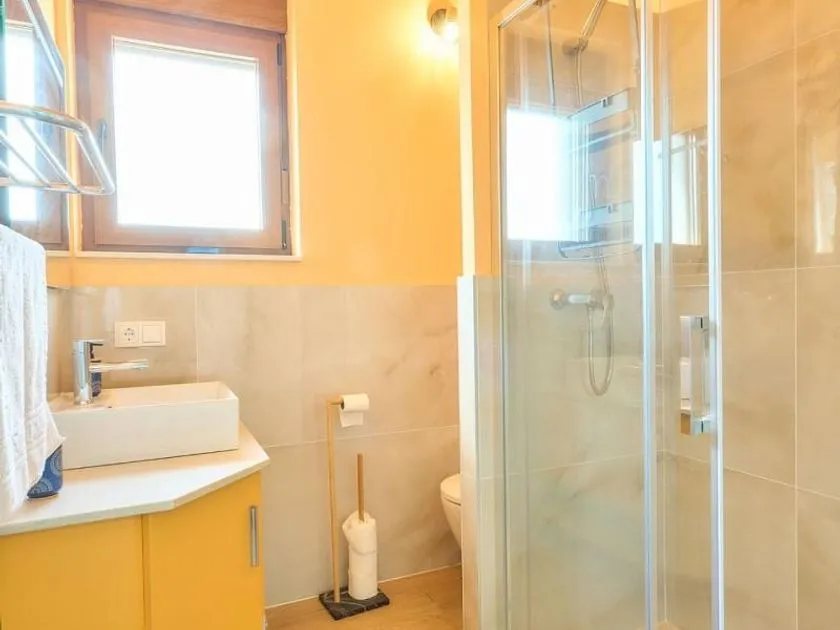 Salles de bain - Rustic Chalet with Pool in Santiz