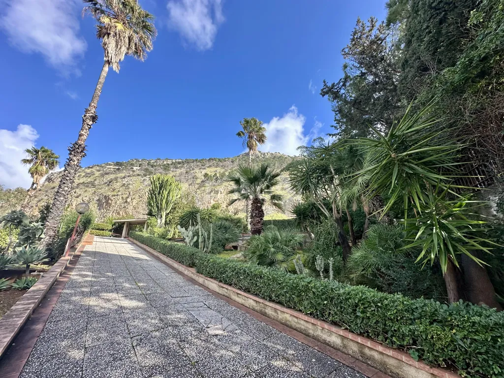 Välivaade - Luxury Villa with Circular Design in Palermo