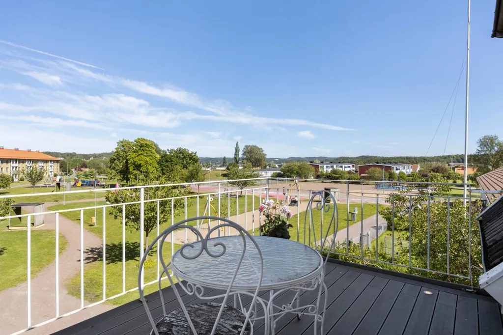 Balcon - Modernised 1930s Villa with Garden in Central Kungälv