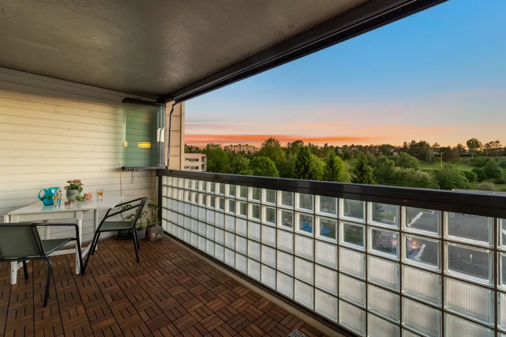 Balcone - Spacious 3-Bedroom Flat with Balconies in Furuset