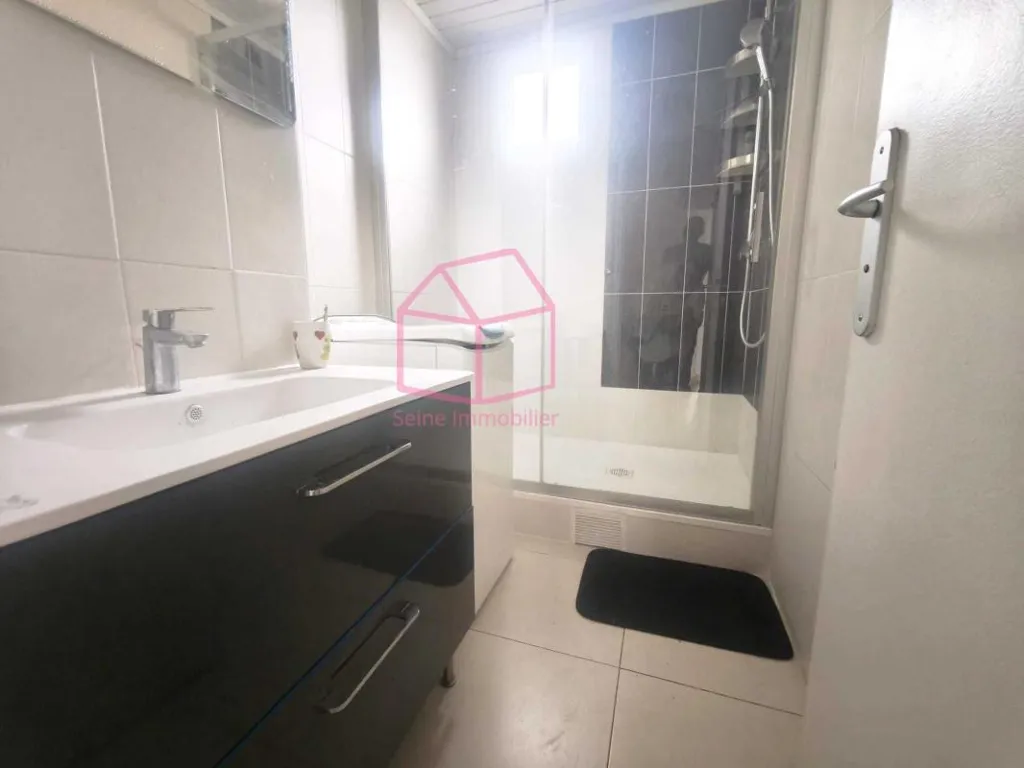 Vannitoad - 3-Bed Apartment with Balcony in Secure Residence