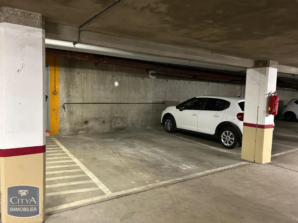Garaaž - Parking Space in Secure Residence, Orléans