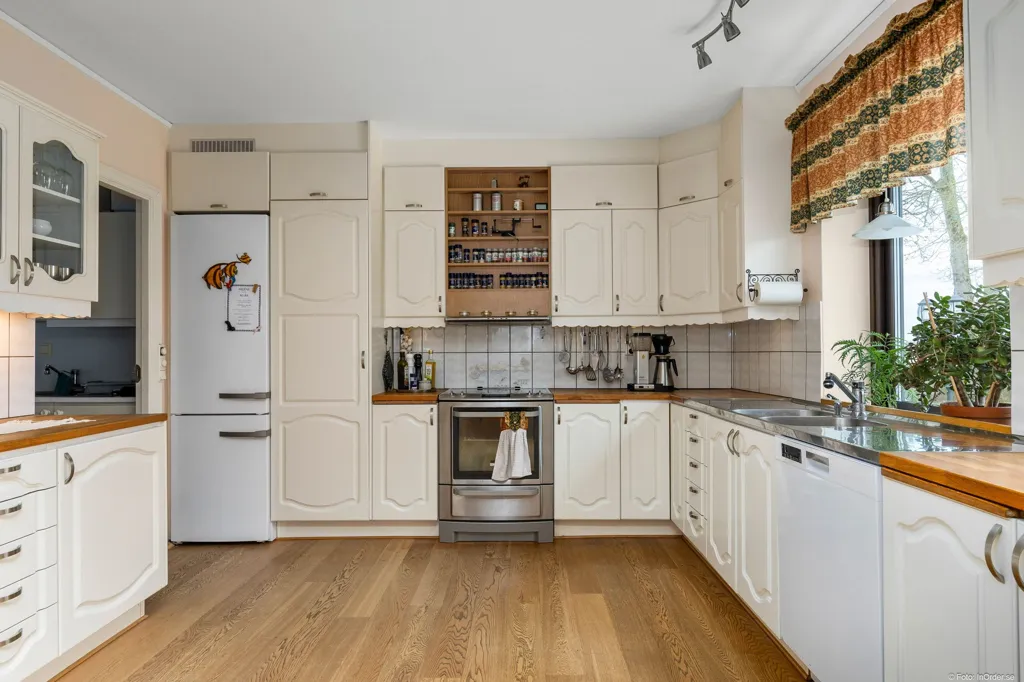 Cuisine - Two-Storey Villa with Workshop in Alesta, Sjöbo