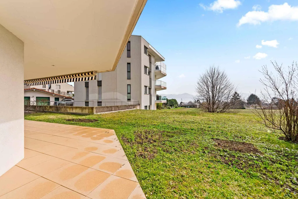 Terrass - Commercial Space with Garden in Saint-Sulpice