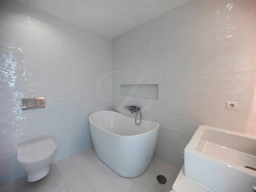 Bathrooms - Villa with Pool and Mountain Views in Sintra
