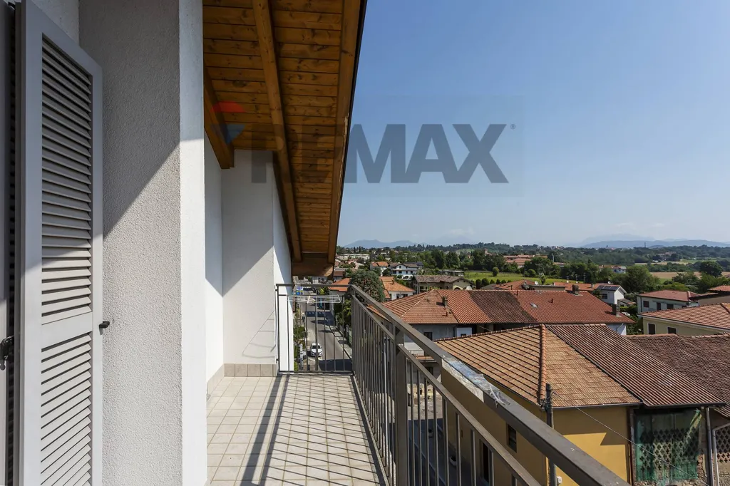 Balcon - Spacious Triplex with Panoramic View in Tregasio