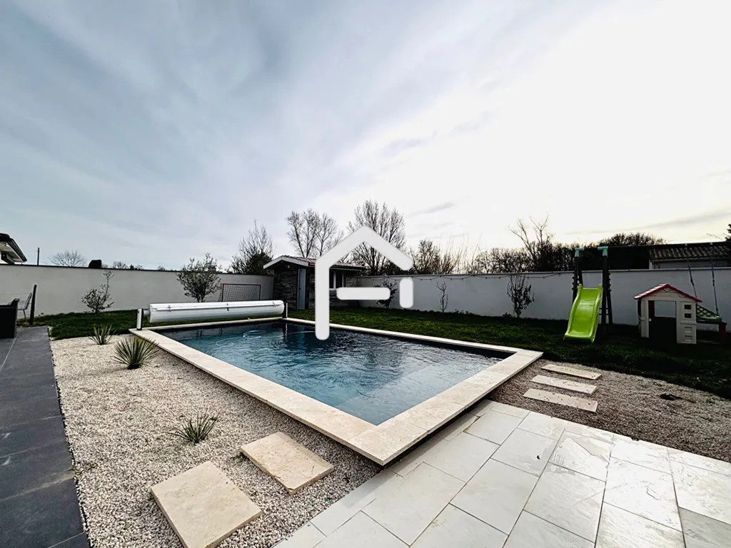 Piscine - Maison Moderne avec Piscine à Merville