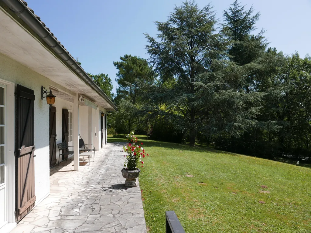 Terrass - Spacious House with Pool in Saint-Astier