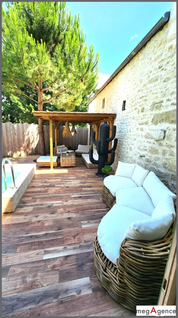 Terrasse - Ensemble de deux maisons charentaises avec piscine à Soulignonne