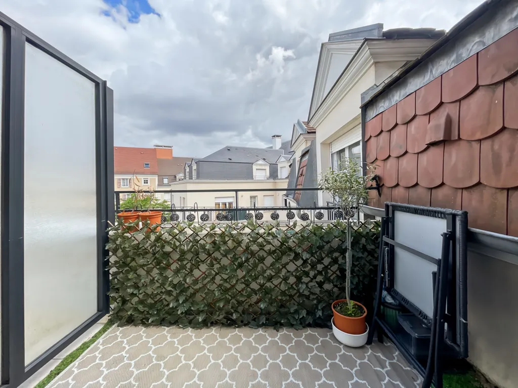 Terrasse - Appartement Dernier Étage avec Balcon au Centre de Wissous