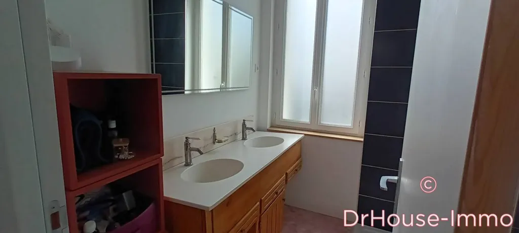 Salles de bain - Maison Rénovée avec Jardin à Tours